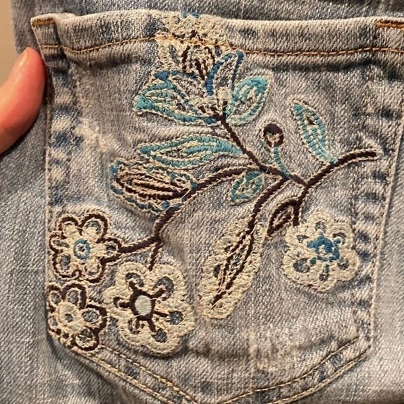 Aeropostale distressed crop jeans embroidered pockets size 1 / 2 - Picture 3 of 7